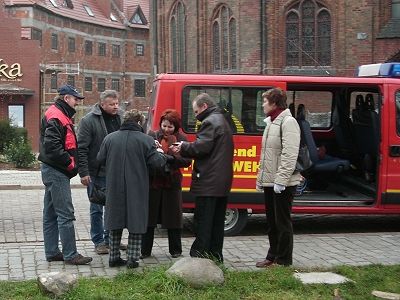 Übergabe der Kleiderspenden